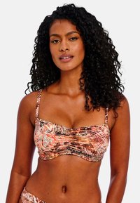 Bikini-top met een strakke pasvorm, gemaakt van een gladde stof met een abstracte print in warme tinten van oranje, bruin en crème.