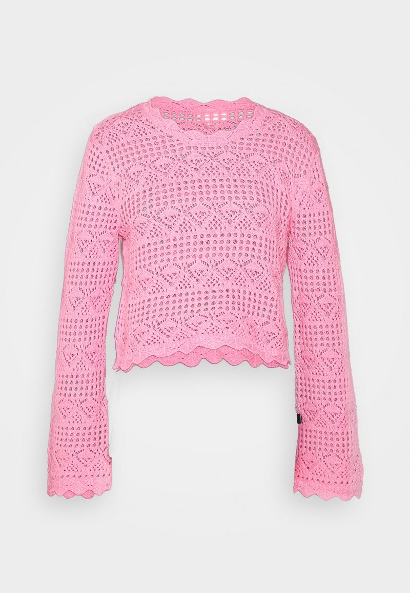 Häkel-Style in Pink, Pullover mit langen Ärmeln, gewelltem Halsausschnitt und strukturiertem Muster mit Rautenformen und offenen Flächen.