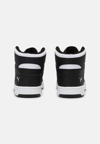 Wysokie trampki z czarnej sztucznej skóry z białymi akcentami. Posiadają wyściełany kołnierz, detal z logo oraz fakturowaną gumową podeszwę.