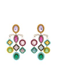 Boucles d'oreilles en chandelier colorées ornées de diverses pierres précieuses : violet, rose, vert et bleu, montées en métal doré avec des accents de perles.