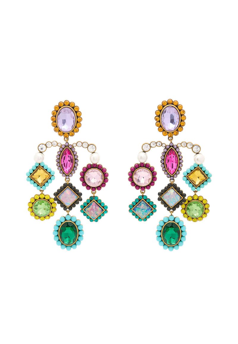 Boucles d'oreilles en chandelier colorées ornées de diverses pierres précieuses : violet, rose, vert et bleu, montées en métal doré avec des accents de perles.