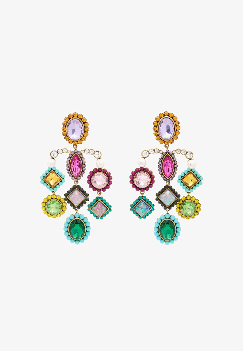 Boucles d'oreilles en chandelier colorées ornées de diverses pierres précieuses : violet, rose, vert et bleu, montées en métal doré avec des accents de perles.