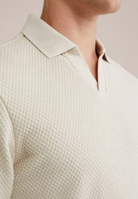 Thumbnail Image 4
