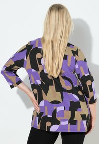 Kolorowa tunika z geometrycznym wzorem w odcieniach fioletu, brązu i czerni, z rękawami do połowy ramienia i luźnym krojem.