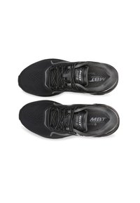 Zapatillas deportivas negras con parte superior de malla transpirable, cierre de cordones y suela redondeada. Presenta un logo en el forro interior y el talón.