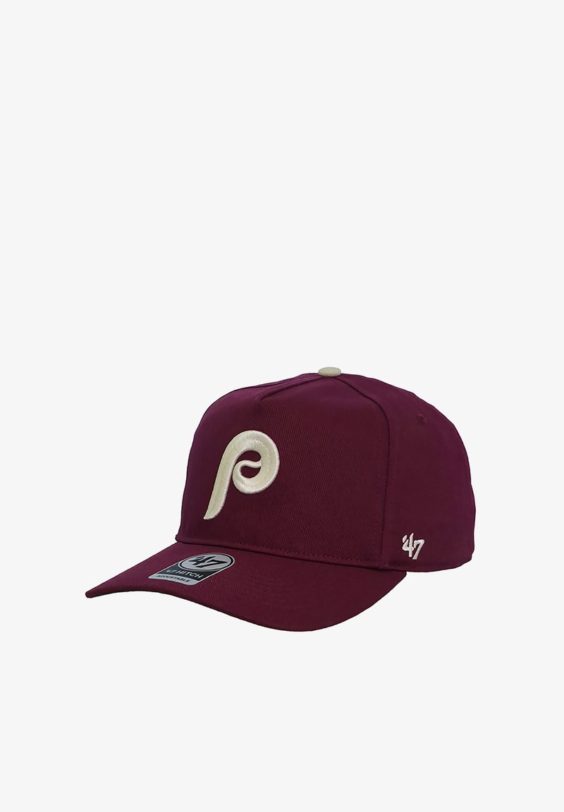 Gorra de béisbol color burdeos con logotipo estilizado "P" beige en el frente y "'47" bordado en el lateral, visera curva y correa trasera ajustable.
