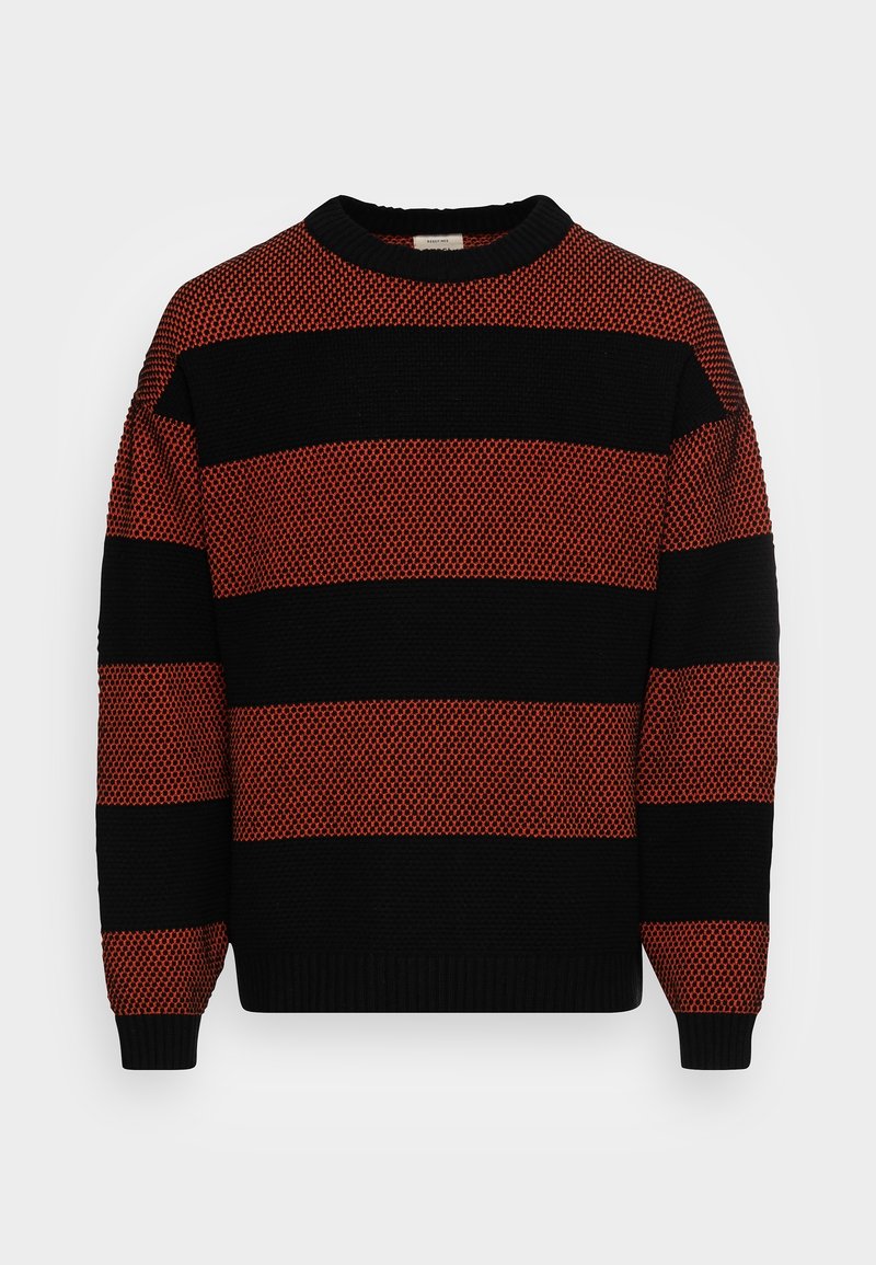 Jersey a rayas negro y naranja con cuello redondo, patrón de tejido texturizado y puños y dobladillo acanalados. Las rayas alternan en ancho.
