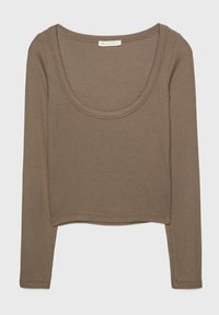 Brązowy prążkowany krótki top z długim rękawem, z dekoltem w kształcie łódki i dopasowanym krojem, leżący płasko na jasnym tle.