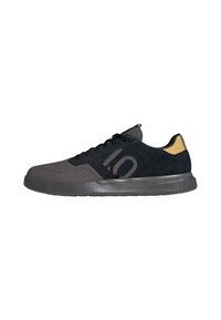 Czarno-szare sneakersy wykonane z zamszu i materiałów tekstylnych; charakteryzują się wyraźnym logo "10", kontrastującą żółtą pętelką na pięcie oraz płaską gumową podeszwą.