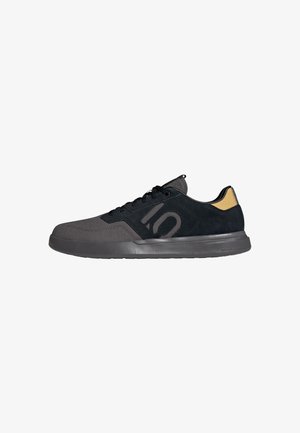 Schwarzer und grauer Sneaker aus Wildleder und Textilmaterial; mit einem auffälligen "10"-Logo, einer kontrastierenden gelben Fersenlasche und flacher Gummisohle.