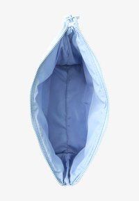 Ljusblå dragkedjefodral med en slät tyginredning, med en rundad form och en prydligt sydd dragkedja. Inga externa mönster eller hårdvara.