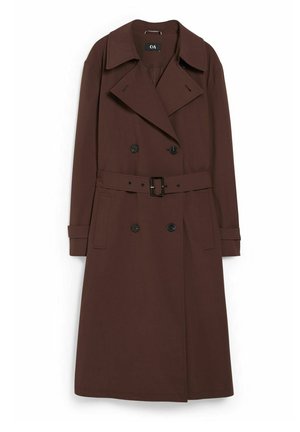 Donkerbruine double-breasted trenchcoat met brede revers, zwarte knopen, ceintuurriem, manchettenbandjes en twee voorzakken.