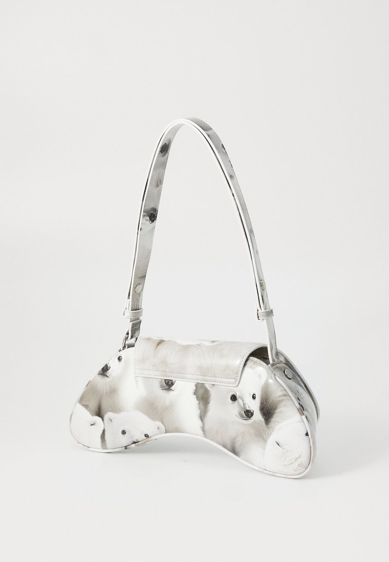 Weiße Handtasche mit geschwungener Form, glänzender Oberfläche und einem Muster aus weißen Tieren. Enthält einen schmalen Trageriemen.