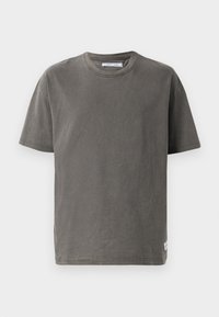 Sivý bavlnený krátky rukáv T-shirt s okrúhlym výstrihom, ktorý má mierne vyblednutú textúru a bočný rozparok na leme pre pridanie detailu.