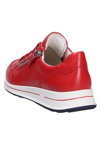 Baskets en cuir rouge avec une finition texturée, semelle intermédiaire blanche arborant des rayures rouges et bleu marine, accent de fermeture éclair en argent sur le côté, et col rembourré.