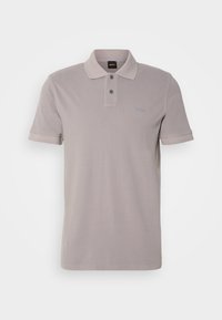 Polo gris clair à manches courtes avec deux boutons et un petit logo sur le côté gauche de la poitrine.