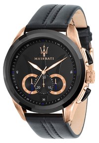 Orologio con cinturino in pelle nera e quadrante nero. Presenta dettagli in oro rosa e sotto-quadranti cronografici. Logo Maserati ben in vista.