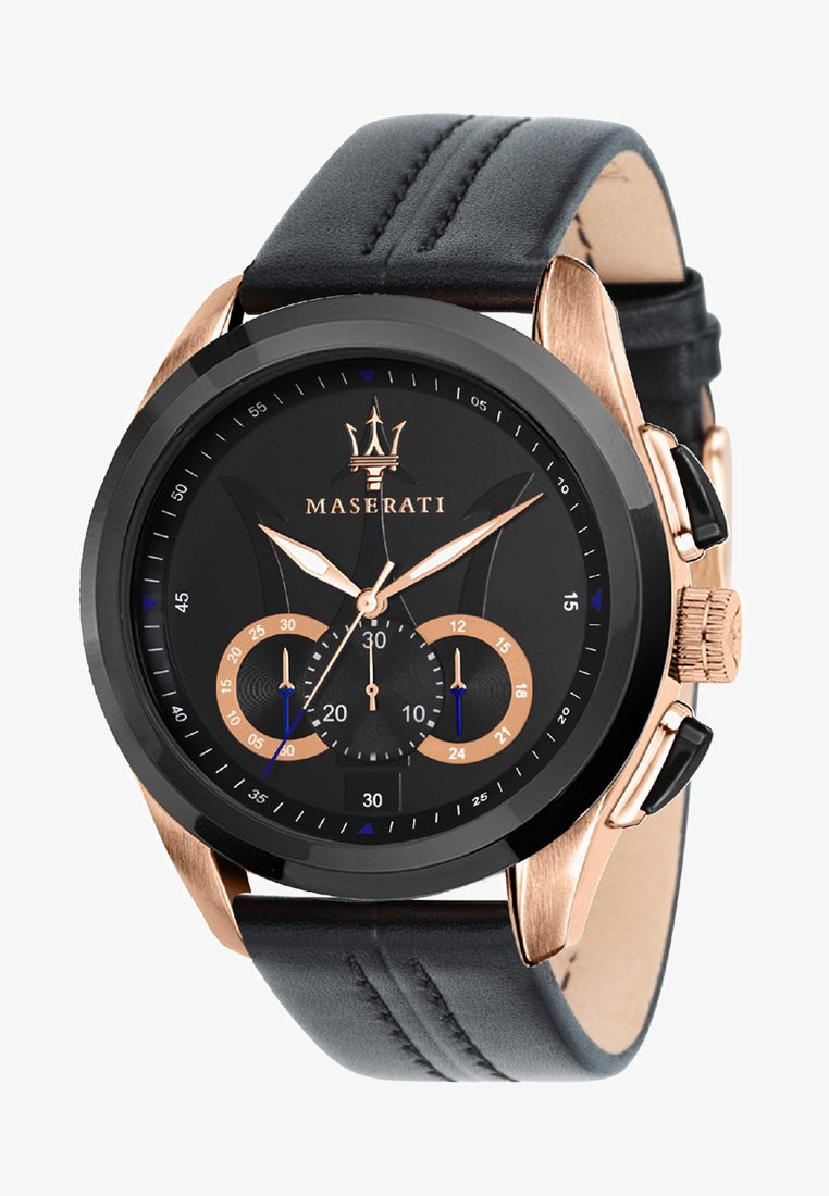 Orologio con cinturino in pelle nera e quadrante nero. Presenta dettagli in oro rosa e sotto-quadranti cronografici. Logo Maserati ben in vista.