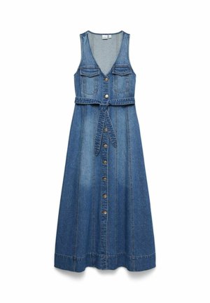 Robe midi en denim bleu sans manches avec boutons sur le devant, deux poches poitrine, coutures verticales et une ceinture assortie en tissu nouée à la taille.