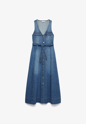 Robe midi en denim bleu sans manches avec boutons sur le devant, deux poches poitrine, coutures verticales et une ceinture assortie en tissu nouée à la taille.