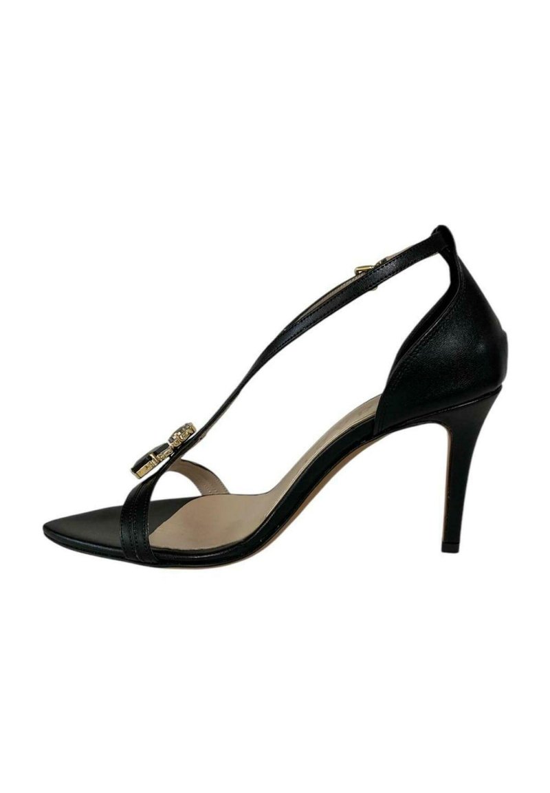 Sandalo alto nero con punta a punta, superiore in pelle liscia, una cinturino sottile e dettaglio in tonalità oro sul tomaio.