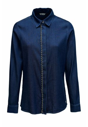 Camisa de mezclilla azul oscuro con cuello, mangas largas, detalle de cadena en la parte delantera y cierres de botones. Textura suave y diseño ajustado.