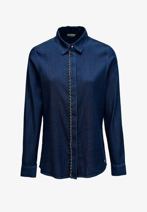 Chemise en denim bleu foncé avec col, manches longues, détail en chaîne sur le devant et boutons à pression. Texture douce et coupe ajustée.