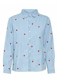 Camicia di jeans azzurro chiaro con chiusura a bottoni frontale, maniche lunghe e toppe a forma di cuore rosse disperse qua e là. Collo classico e texture morbida.