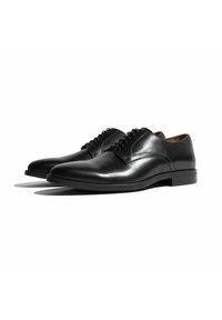 Scarpe eleganti in pelle nera con una texture liscia, punta affusolata e chiusura con lacci. Presentano una silhouette snella e dettagli minimi.