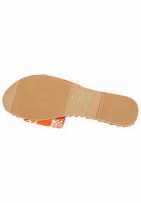 Sandali slip-on con upper intrecciato arancione, texture a motivo e suola in gomma beige con superficie rigata e testo impresso.