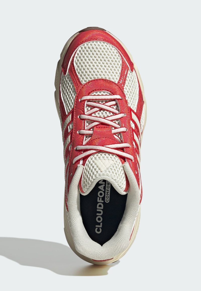 Scarpa sportiva rossa e bianca con tomaia in mesh, linguetta imbottita e chiusura con lacci. All'interno presenta il marchio "CLOUDFOAM" sulla soletta nera.