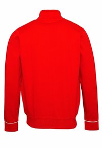 Röd fleecejacka med hög krage, långa ärmar och vit accentstickning på ärmsluten. Mjuk textur, avslappnad passform och enfärgad.