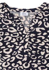 Top a stampa leopardata con base blu navy e macchie crema, caratterizzato da un collo henley e tessuto morbido e leggero. Etichetta del marchio: CECIL.