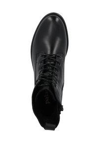Botín negro de cuero hasta el tobillo con punta redonda, cordones y cremallera lateral. Cuenta con un collarín acolchado y acentos texturizados en el lado exterior.