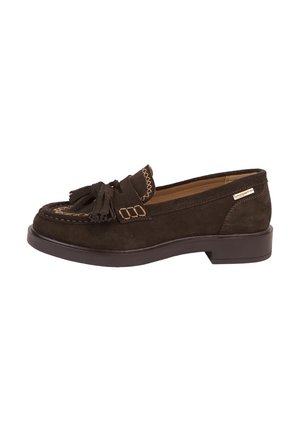 Mocassin en daim marron foncé avec pampilles, coutures beiges et petit talon, vu de côté sur fond blanc.