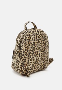 Rugesek med leopardmønster med avrundet form, gullfarget tilbehør, to glidelåslommer og justerbare stropper. Laget av holdbart stoff.