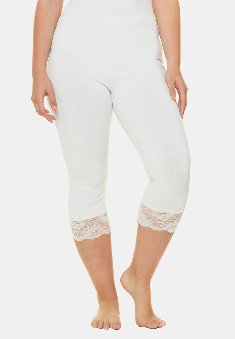 Leggings capri bianchi realizzati in morbido tessuto, con rifiniture in pizzo all'orlo. Il design presenta una vita elastica per il massimo comfort.