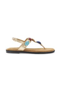 Sandală din piele aurie cu brâu subțire, având o talpă din suede maron, cu accente colorate din pietre în roșu, albastru și turcoaz, și o talpă din cauciuc negru.