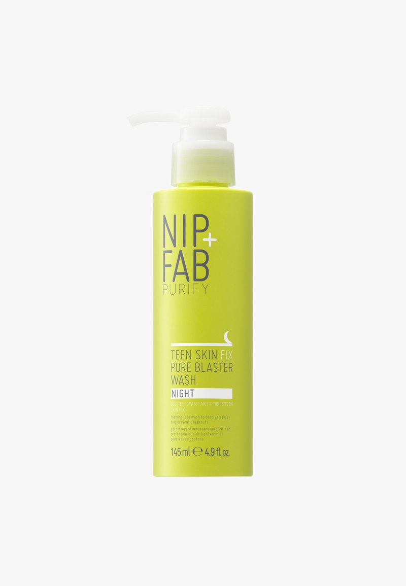Bottiglia cilindrica verde con pompa, etichettata "NIP + FAB PURIFY TEEN SKIN FIX PORE BLASTER WASH NIGHT," 145ml, con un design minimalista.