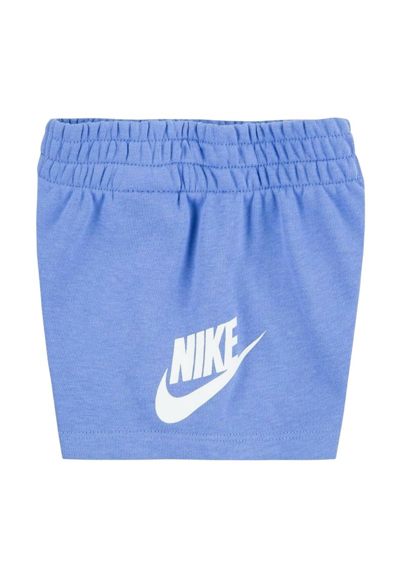 Pantaloni corti di cotone azzurro chiaro con vita elastica. Presentano un logo Nike bianco stampato sul davanti. Texture liscia e design casual.