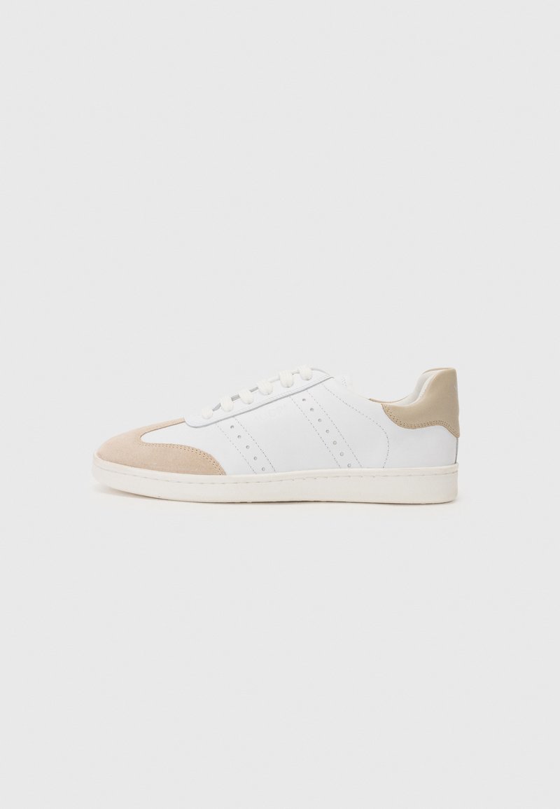 Weiße Sneakers mit beigen Wildledereinsätzen, glattem Lederobermaterial, durch perforiertes Design an den Seiten, flacher weißer Sohle und Schnürverschluss.