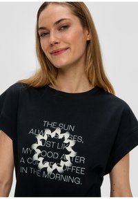 Schwarzes Baumwoll-T-Shirt mit lässigem Schnitt, kurzen Ärmeln und einem Grafikdesign mit Text und Vogelsilhouetten in Weiß und Grau.