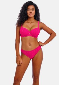 Lyst rosa bikini sæt med en tekstureret design og geometrisk mønster, undertrøje med justerbare stropper og matchende lavtaljede nederdele.