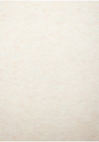 Béžová pletená látka s mäkkým, mierne textúrovaným povrchom. Jednotná farba s jemnými odchýlkami, ktoré vytvárajú svetlý, neutrálne vyzerajúci vzhľad.