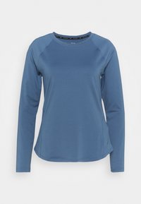 Langärmliges Hemd aus einfarbigem blauen Stoff; verfügt über einen runden Halsausschnitt mit einem kontrastierenden, genähten Saum, weicher Textur und seitlichen Schlitzen für zusätzlichen Komfort.