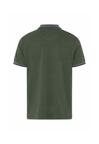 Dunkelgrünes Polohemd mit kurzen Ärmeln, schwarzem und grauem gestreiftem Kragen und Ärmelsäumen, von hinten auf weißem Hintergrund gezeigt.