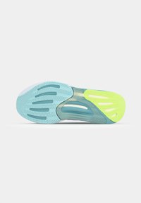 Suola di scarpa sportiva in azzurro chiaro e giallo. Presenta motivi testurizzati per la presa e bordi arrotondati. Sezioni trasparenti visibili per il design.