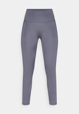 Leggings met een hoge taille, gemaakt van zachte grijze stretchstof, met platte naden en zonder zichtbare hardware, voorzien van een zijzak.