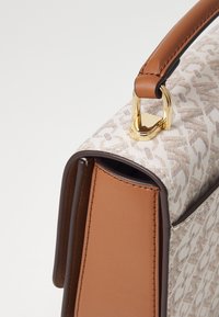 MICHAEL Michael Kors DELANCEY SATCHEL - Rankinė - vanilla/lugg