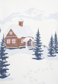 Ξύλινη καλύβα καλυμμένη με χιόνι, περιτριγυρισμένη από πεύκα, με χιονισμένα βουνά στο παρασκήνιο και ίχνη ποδιών που οδηγούν στην πόρτα.